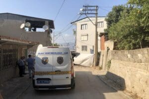 İZMİR'in Konak il&ccedil;esinde, incir toplamak i&ccedil;in &ccedil;ıktığı ağacın dalının kırılması