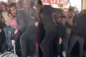 İzmir&rsquo;de bir halı mağazasının ucuz &uuml;r&uuml;n satacağını duyan insanlar birbirini