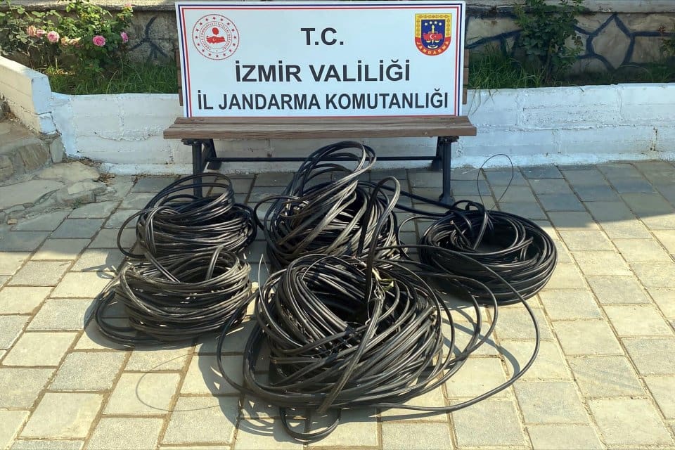İZMİR&rsquo;in Torbalı il&ccedil;esinde bin 200 metre internet kablosu &ccedil;aldığı belirlenen