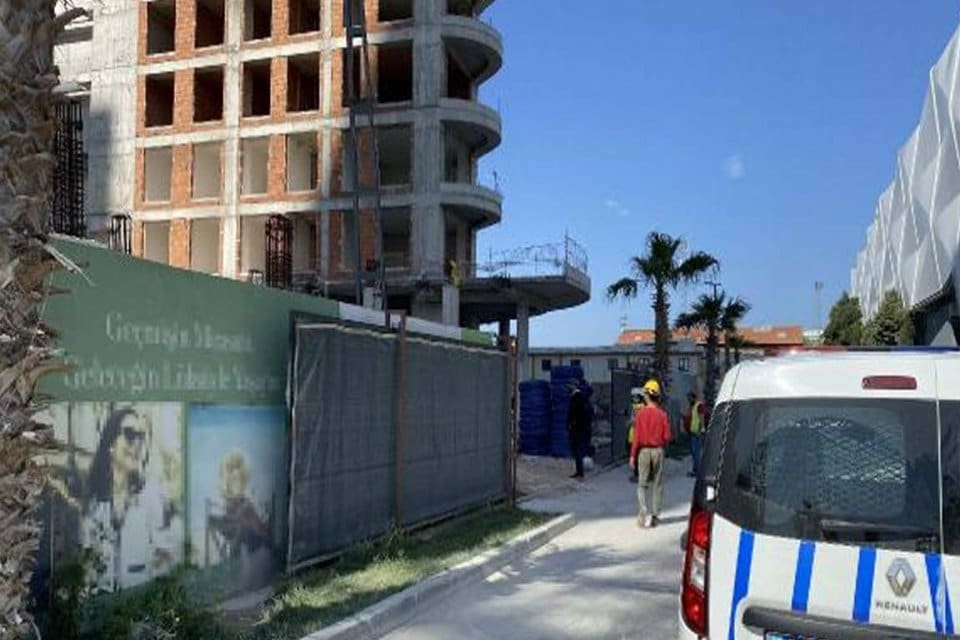 Olay, saat 11.00 sıralarında Umurbey Mahallesi 1497 Sokak'taki bir inşaatta