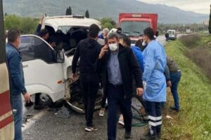 İzmir'in Tire il&ccedil;esinde iş makinasıyla &ccedil;arpışan pikabın s&uuml;r&uuml;c&uuml;s&uuml; yaralandı. Tire