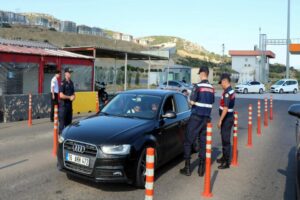 İZMİR'de İl Jandarma Komutanlığı ekipleri, kentin bir&ccedil;ok noktasında trafik denetimi