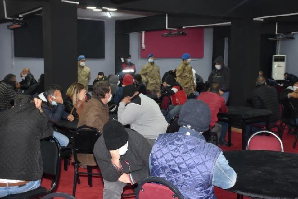 İzmir'de, jandarma ekiplerince 8 farklı adrese düzenlenen eş zamanlı kumar