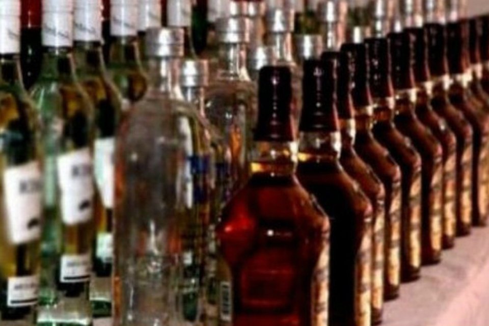 İzmir'de, evlerinde içki içtikten sonra rahatsızlanarak hastaneye kaldırılan 2 kişi