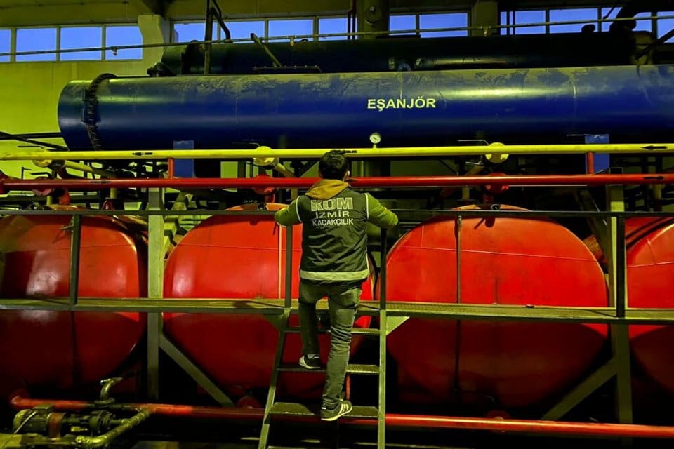 İzmir'in Torbalı il&ccedil;esinde bir fabrikaya d&uuml;zenlenen operasyonda 254 ton ka&ccedil;ak