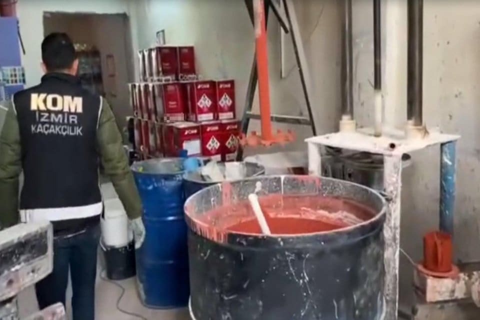 İzmir'in&nbsp;Torbalı ve Bornova il&ccedil;elerindeki operasyonlarda 46 ton ka&ccedil;ak akaryakıt ele