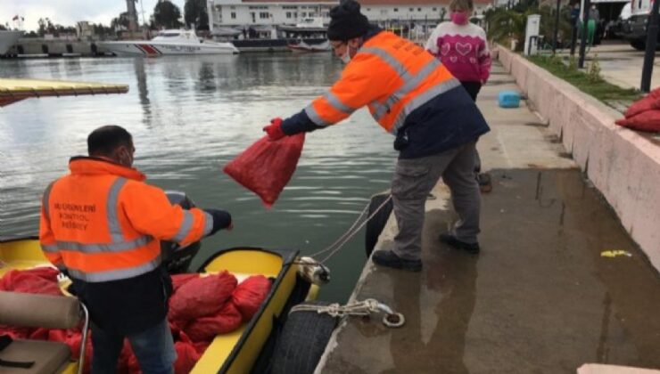 İzmir'de kaçak avlanan 700 kilogram kum midyesi denize bırakıldı