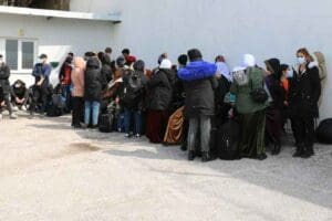 İzmir'in 11 il&ccedil;esindeki operasyonlarda 442 ka&ccedil;ak g&ouml;&ccedil;men yakalandı, organizat&ouml;r olduğu