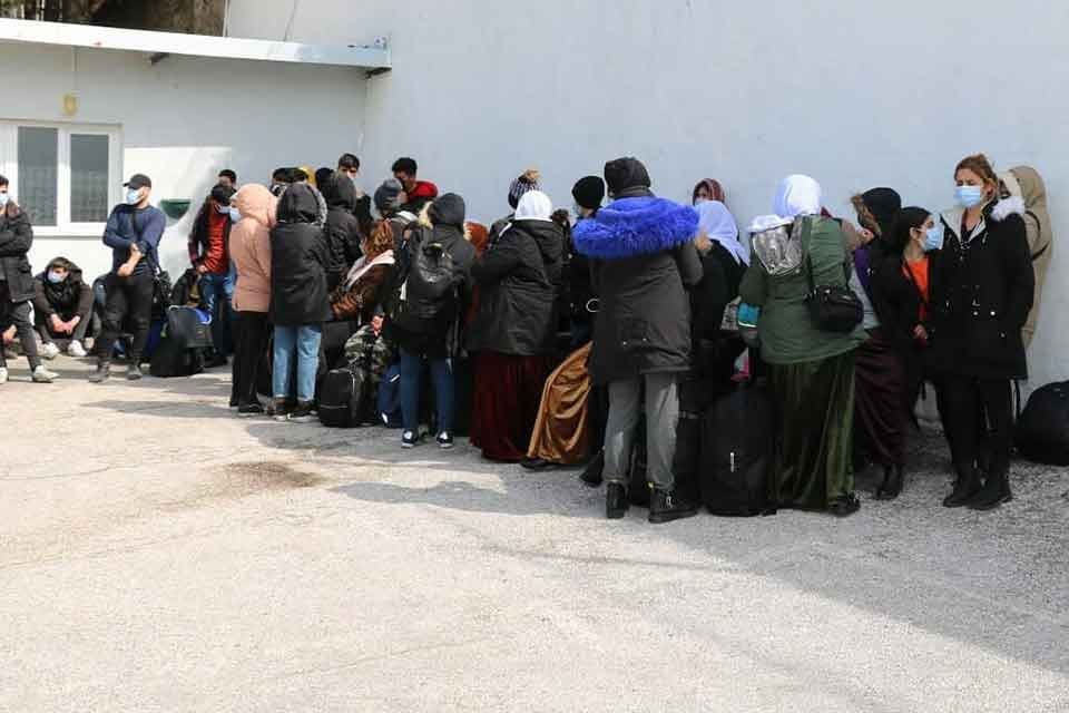 İzmir'in 11 il&ccedil;esindeki operasyonlarda 442 ka&ccedil;ak g&ouml;&ccedil;men yakalandı, organizat&ouml;r olduğu