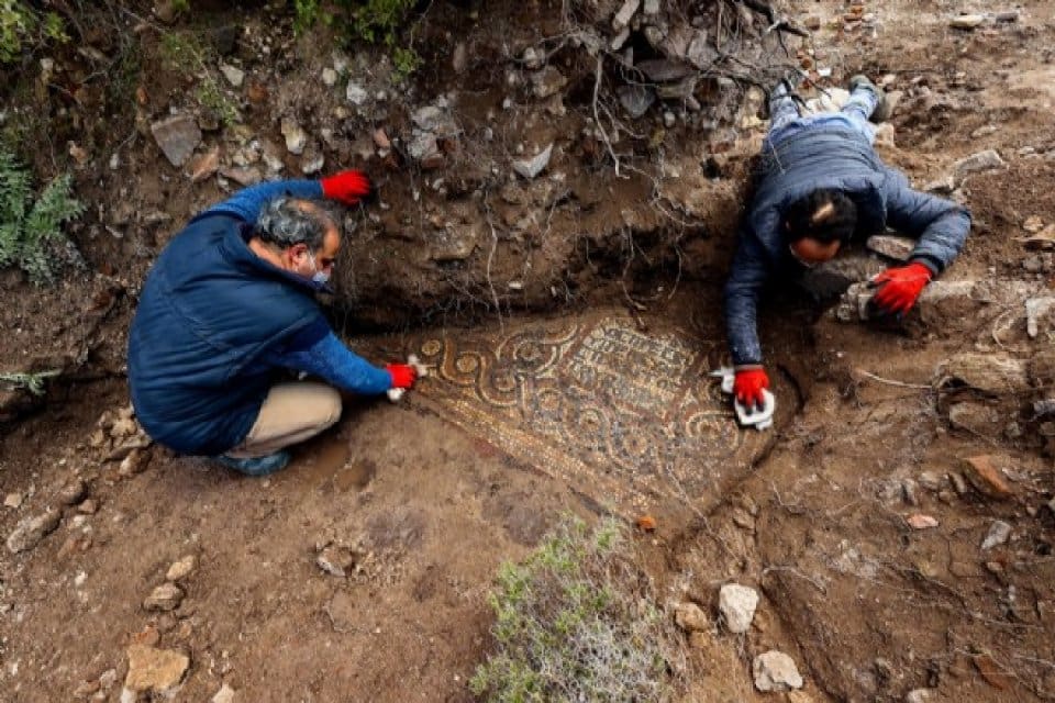 İzmir'in Aliağa il&ccedil;esinde y&uuml;r&uuml;t&uuml;len ka&ccedil;ak kazı operasyonunda, Roma d&ouml;neminde inşa