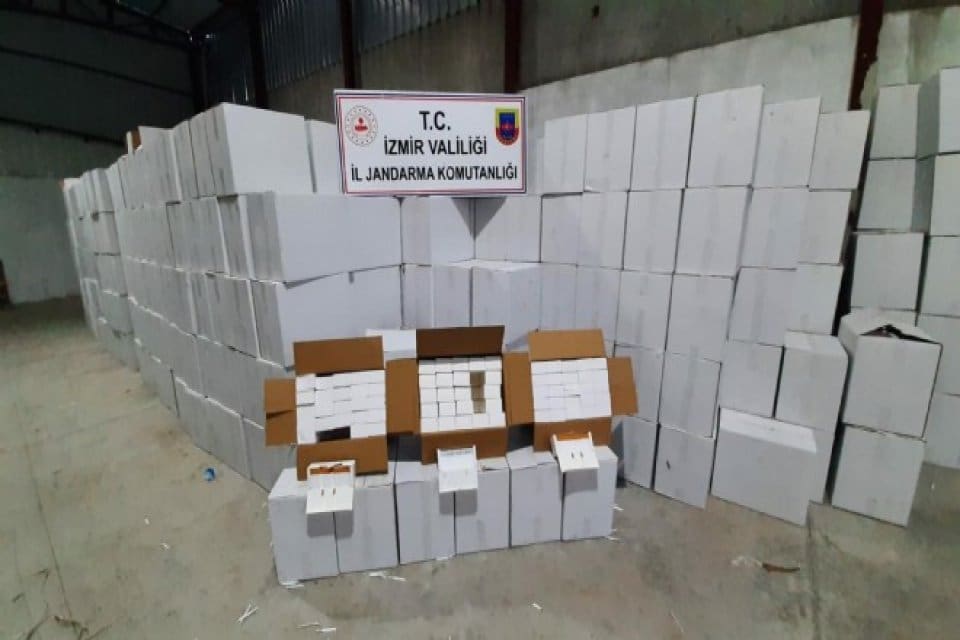 İzmir&rsquo;in Buca il&ccedil;esinde, jandarmanın operasyonunda 15 milyon adet i&ccedil;i doldurulmuş