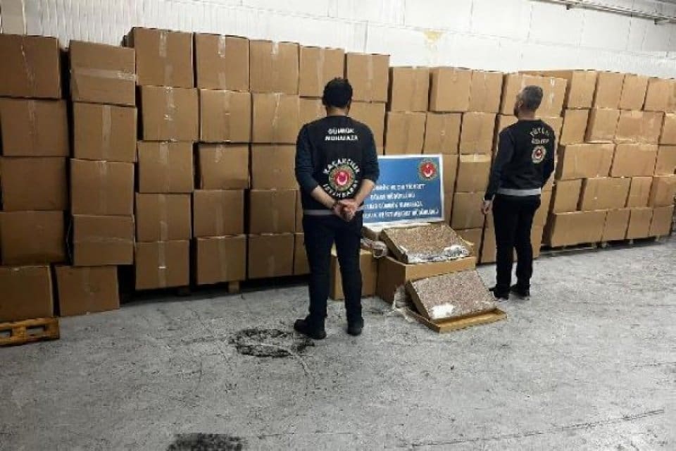 Ticaret Bakanlığı'na bağlı G&uuml;mr&uuml;k Muhafaza ekipleri, İzmir'de ev eşyası naklinde