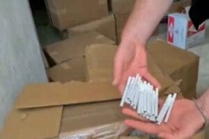 İZMİR'de polisin d&uuml;zenlediği operasyonda 4,1 milyon bandrols&uuml;z makaron ele ge&ccedil;irildi,