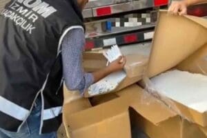 İZMİR'de, polisin durdurduğu kamyonda 3 milyon 87 bin doldurulmuş ka&ccedil;ak