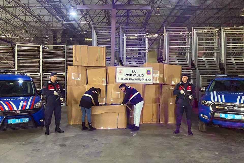 İzmir'in Kemalpaşa il&ccedil;esinde, jandarma ekiplerince depoya d&uuml;zenlenen baskında&nbsp;39 ton 601
