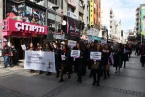 İzmir'de kadın avukatlar, 8 Mart D&uuml;nya Kadınlar G&uuml;n&uuml; dolayısıyla Kıbrıs