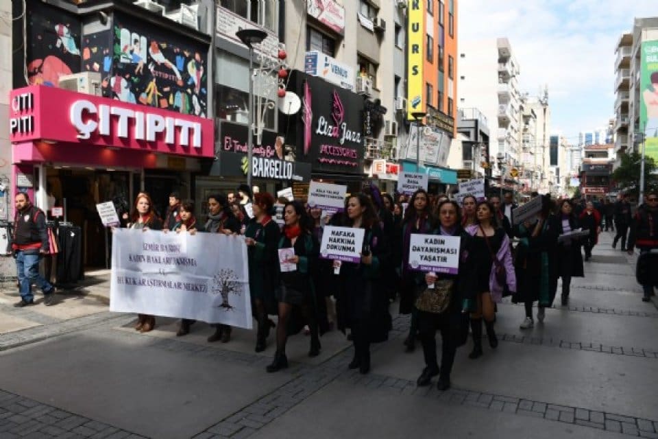 İzmir'de kadın avukatlar, 8 Mart D&uuml;nya Kadınlar G&uuml;n&uuml; dolayısıyla Kıbrıs