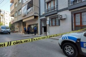 İzmir'in Karabağlar il&ccedil;esinde bir kişi, boşanma aşamasındaki eşi ile kayınpederini