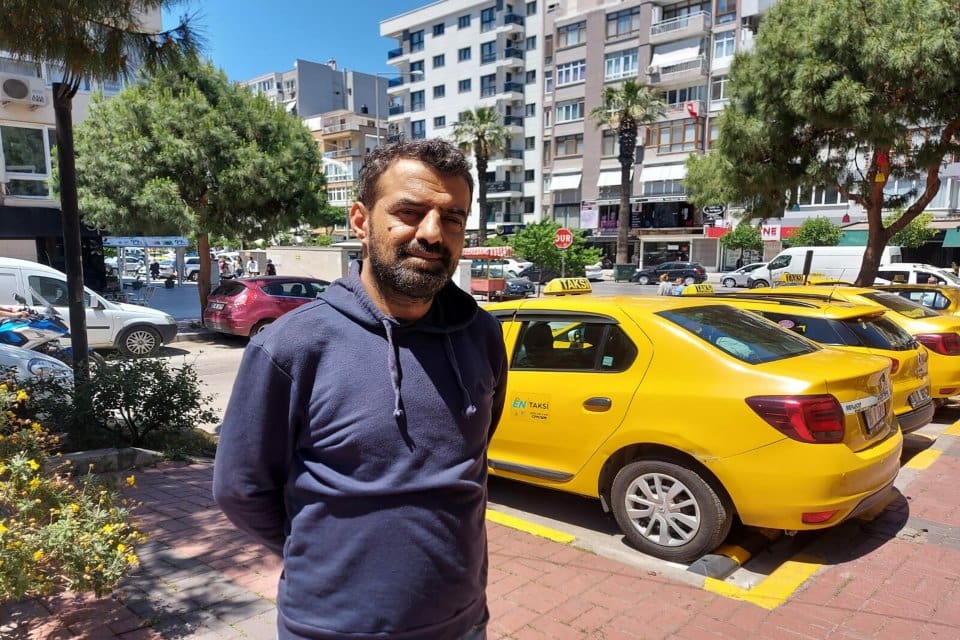 İzmir'in Karabağlar il&ccedil;esinde bir kadının sokakta darbedildiğini g&ouml;ren taksi şof&ouml;r&uuml;