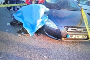 İzmir'in &Ccedil;iğli il&ccedil;esinde, otomobil ile &ccedil;arpışan motosikletli kurye&nbsp;Hakan Yavuz (27),&nbsp;yaşamını