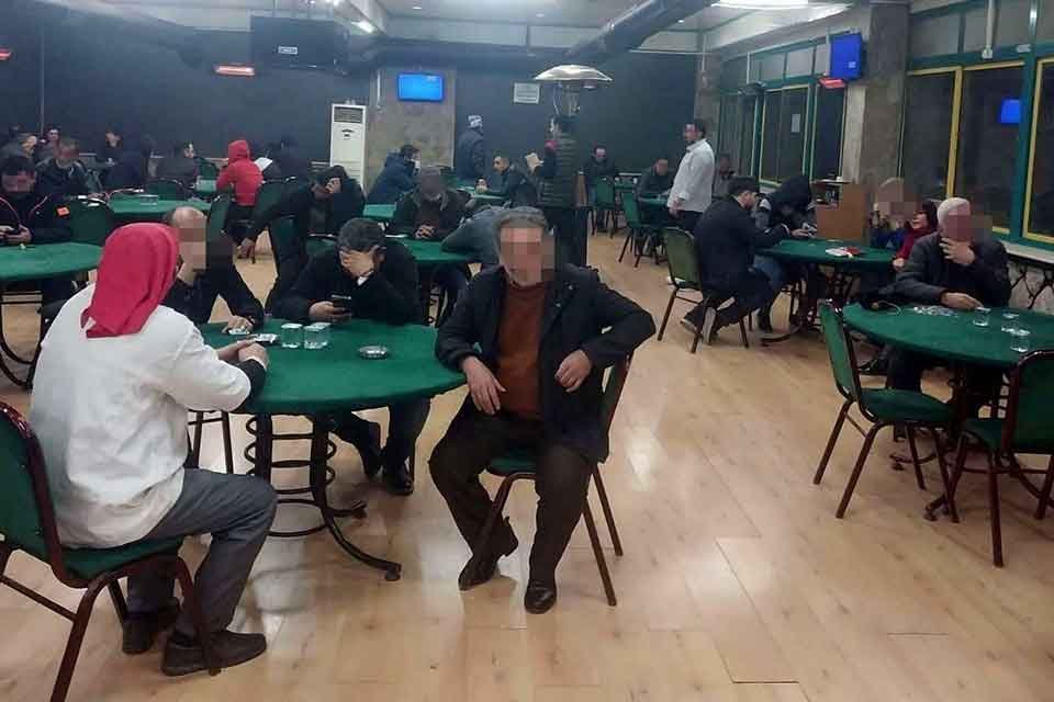 İzmir'in Bornova ilçesinde, mühürlenen kahvede yine kumar oynatıldığı belirlenip, yapılan