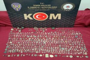 İzmir'in Kemalpaşa il&ccedil;esinde, polis ekiplerince durdurulan kamyonda 632 par&ccedil;a tarihi