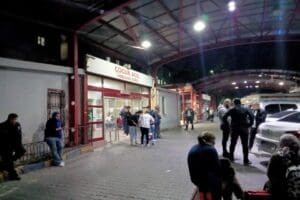 İzmir'in Konak il&ccedil;esinde tartıştığı kişi tarafından bı&ccedil;akla yaralanan 14 yaşındaki