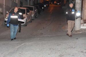 İzmir'in Bayraklı il&ccedil;esinde, d&ouml;nerci d&uuml;kkanında işletmeciler ile m&uuml;şteriler arasında &lsquo;k&uuml;f&uuml;rleşme&rsquo;