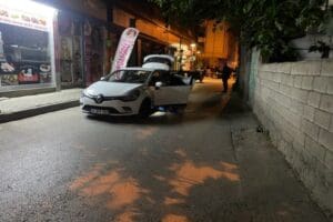 İzmir&rsquo;in Bayraklı il&ccedil;esinde otomobiliyle seyir halinde olan Volkan S&uuml;vari (22),