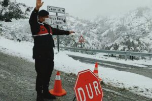 İzmir'in Beydağ ilçesinde kar yağışı nedeniyle Nazilli Karayolu trafiğe kapandı.