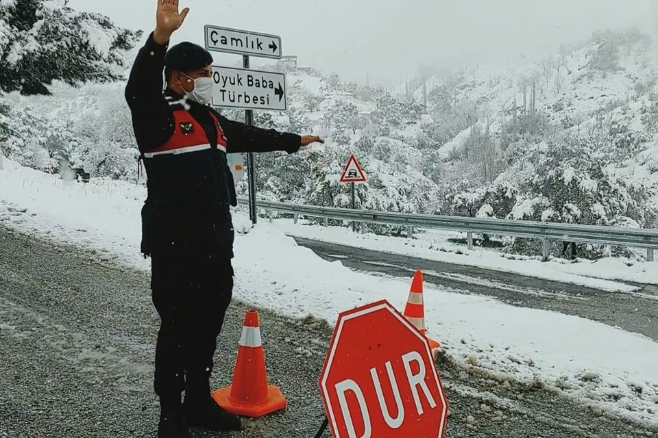 İzmir'in Beydağ ilçesinde kar yağışı nedeniyle Nazilli Karayolu trafiğe kapandı.