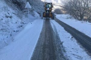 İzmir B&uuml;y&uuml;kşehir Belediyesi ekipleri d&uuml;n akşam saatlerinden itibaren başlayan kar