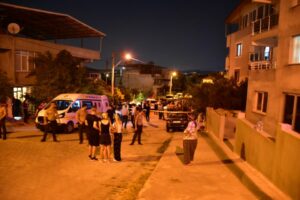 İZMİR'in Gaziemir ilçesinde, yan yana olan evlerinin arasına ördükleri duvar