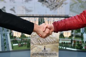 İzmir&rsquo;de kentsel d&ouml;n&uuml;ş&uuml;m y&uuml;zde y&uuml;z uzlaşı ve yerinde d&ouml;n&uuml;ş&uuml;m ilkeleriyle