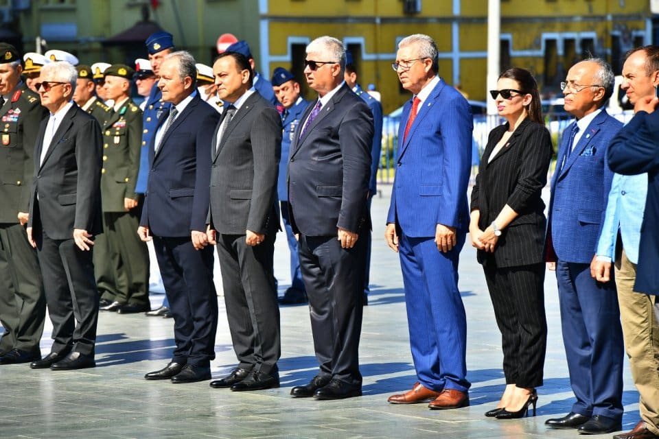 Kıbrıs Barış Harek&acirc;tı&rsquo;nın 48&rsquo;inci yılında İzmir&rsquo;de Cumhuriyet Meydanı&rsquo;nda t&ouml;ren d&uuml;zenlendi.