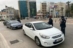 İzmir'de koronavir&uuml;s salgını nedeniyle uygulanan sokağa &ccedil;ıkma kısıtlamasının olduğu pazar
