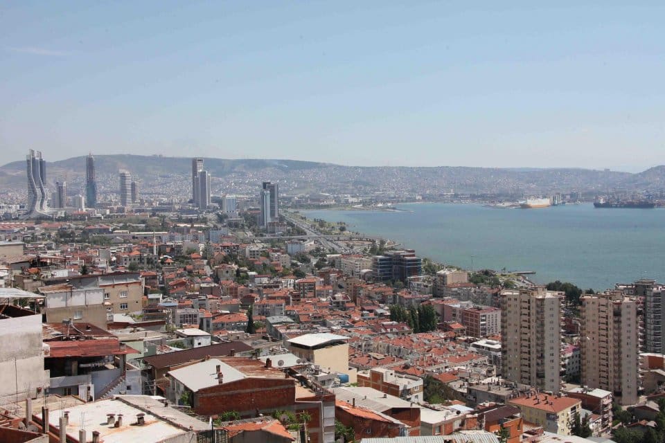İzmir'de deprem riskinin, diğer illere g&ouml;re&nbsp;daha fazla olduğunu belirten Jeofizik