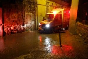 İzmir'in Konak il&ccedil;esinde, etkili olan sağanak yağış sırasında&nbsp;bir evde kısmi