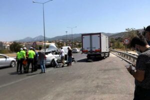 İzmir'in Güzelbahçe ilçesinde, otomobille kamyonetin çarpıştığı kazada Z.G. (73) hayatını