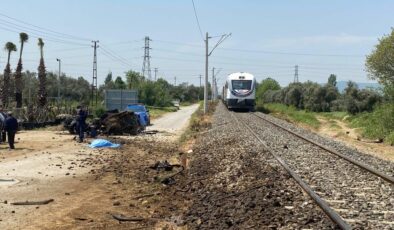İzmir'de korkunç kaza… Yolcu treni traktöre çarptı
