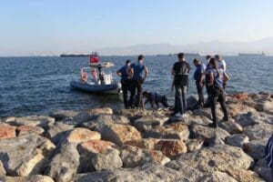 İzmir&rsquo;in Konak il&ccedil;esinde balık tutanlar tarafından denizde erkek cesedi bulundu.&nbsp;