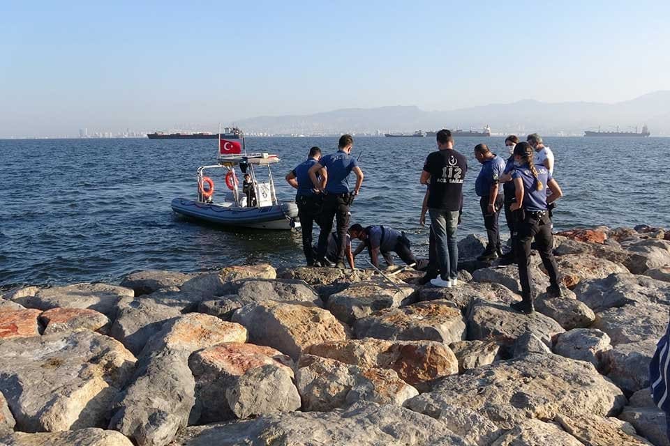 İzmir&rsquo;in Konak il&ccedil;esinde balık tutanlar tarafından denizde erkek cesedi bulundu.&nbsp;