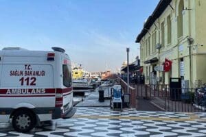 İZMİR'in Konak il&ccedil;esinde denizden kimliği belirsiz erkek cesedi &ccedil;ıktı.&nbsp; Olay,