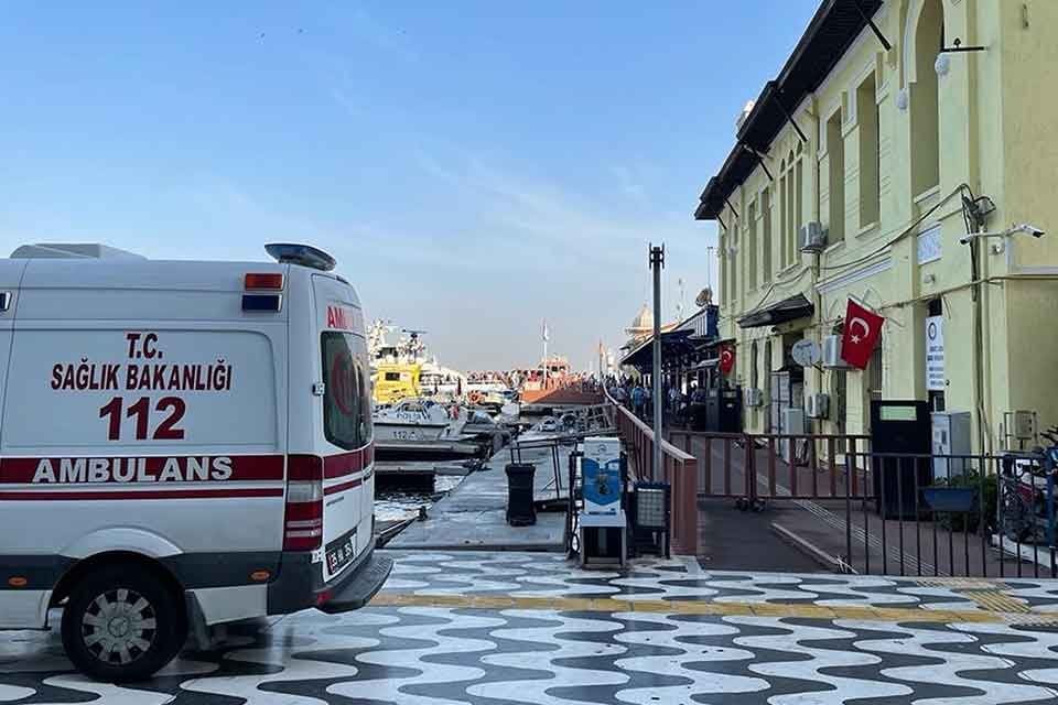 İZMİR'in Konak il&ccedil;esinde denizden kimliği belirsiz erkek cesedi &ccedil;ıktı.&nbsp; Olay,
