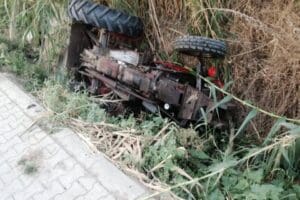 Torbalı il&ccedil;esinde, devrilen trakt&ouml;r&uuml;n&uuml;n altında kalan Bektaş Ay (65) ile