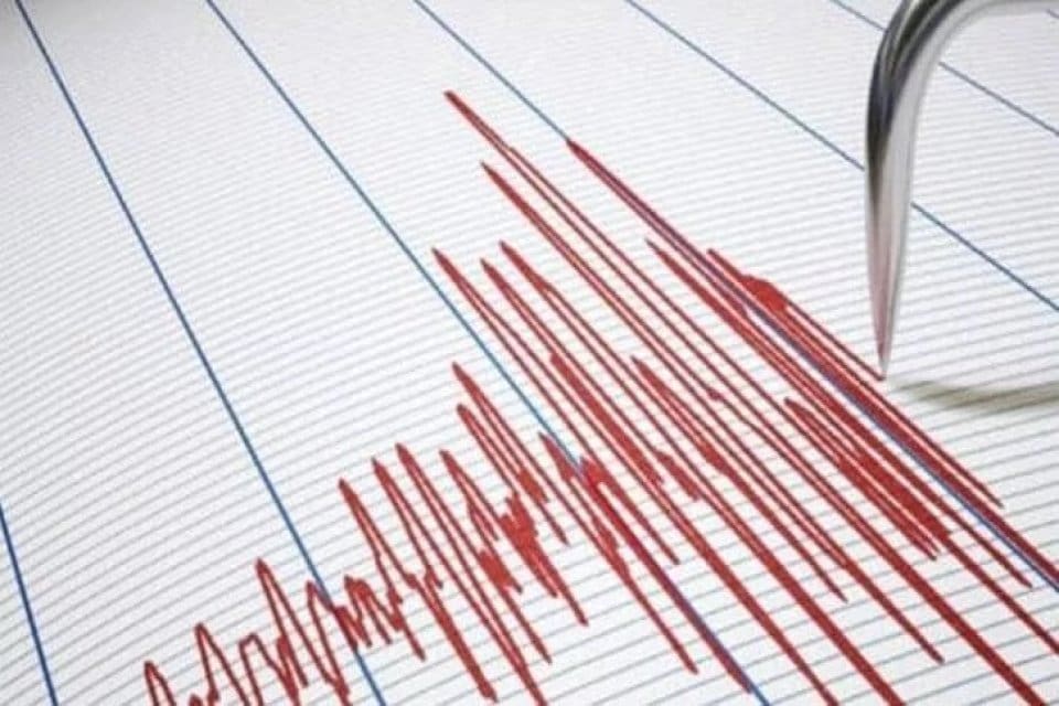 İzmir'in &Ccedil;eşme il&ccedil;esi yakınlarında deprem meydana geldi. 4.2 b&uuml;y&uuml;kl&uuml;ğ&uuml;nde olduğu
