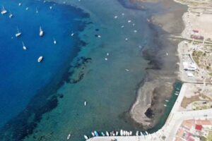 İzmir&rsquo;in Seferihisar il&ccedil;esinde deniz &ccedil;ekilirken, &ccedil;ekilme bazı b&ouml;lgelerde 30 metreyi