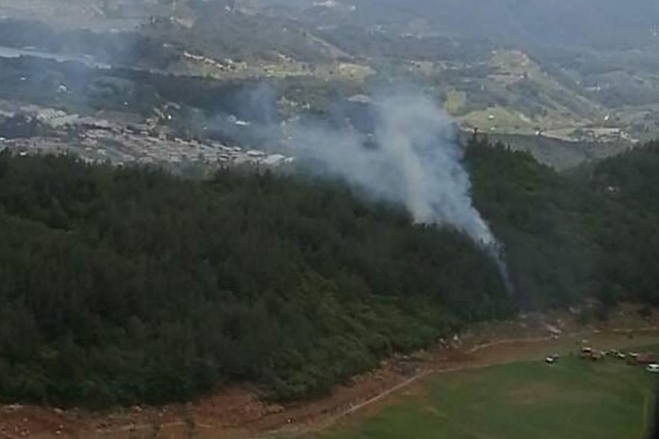 İzmir'in Kemalpaşa il&ccedil;esinde, orman yangını &ccedil;ıktı. Alevleri s&ouml;nd&uuml;rmek i&ccedil;in havadan