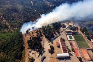 İzmir'in Karşıyaka il&ccedil;esinde Yamanlar Dağı Gen&ccedil;lik Merkezi yakınında orman yangını