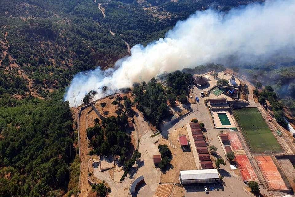 İzmir'in Karşıyaka il&ccedil;esinde Yamanlar Dağı Gen&ccedil;lik Merkezi yakınında orman yangını
